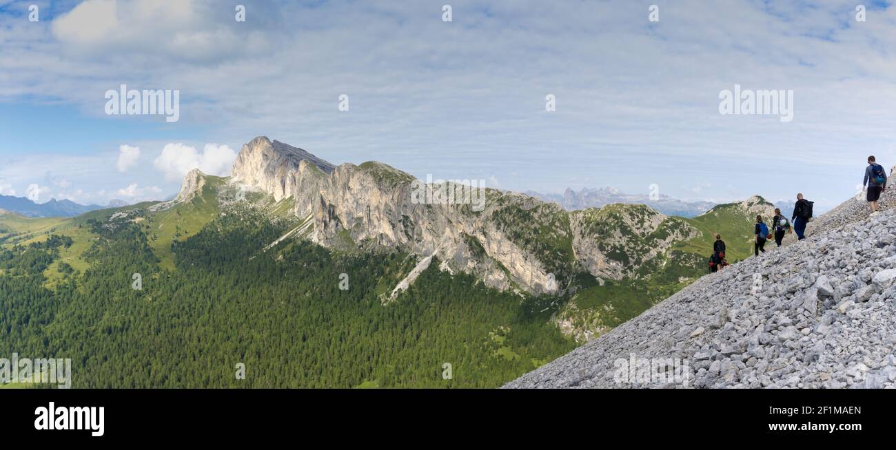 Panorama einer Gruppe von Bergsteigern, die einen hinauf wandern Bergseite zu einer harten Kletterroute Stockfoto