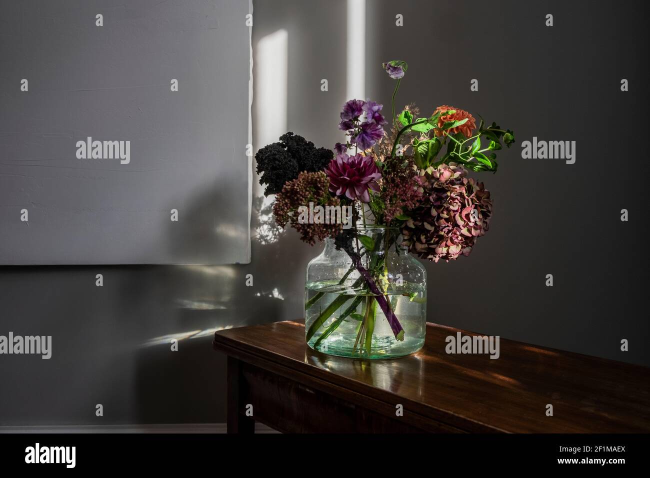 Bunten Strauß in Glasvase Stockfoto