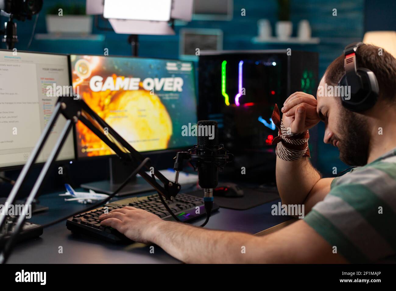 ESport Streamer mit Kopfhörern verlieren Weltraum-Shooter-Videospiel mit moderner Grafik Live-Meisterschaft. Online-Streaming Cyber-Leistung während Gaming-Turnier mit Technologie Netzwerk Wireless Stockfoto