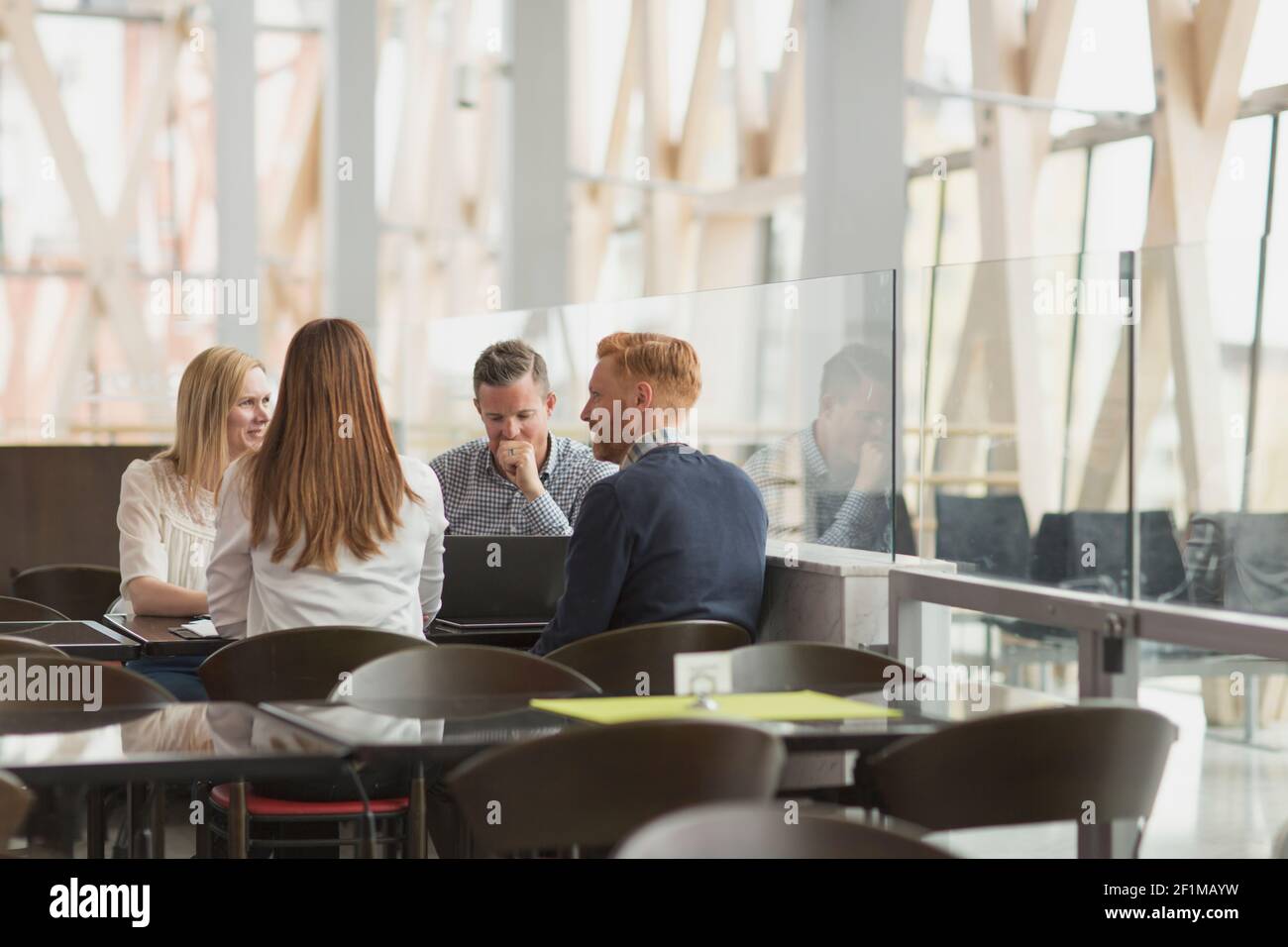 Mitarbeiter, die sich im Flughafencafé treffen Stockfoto