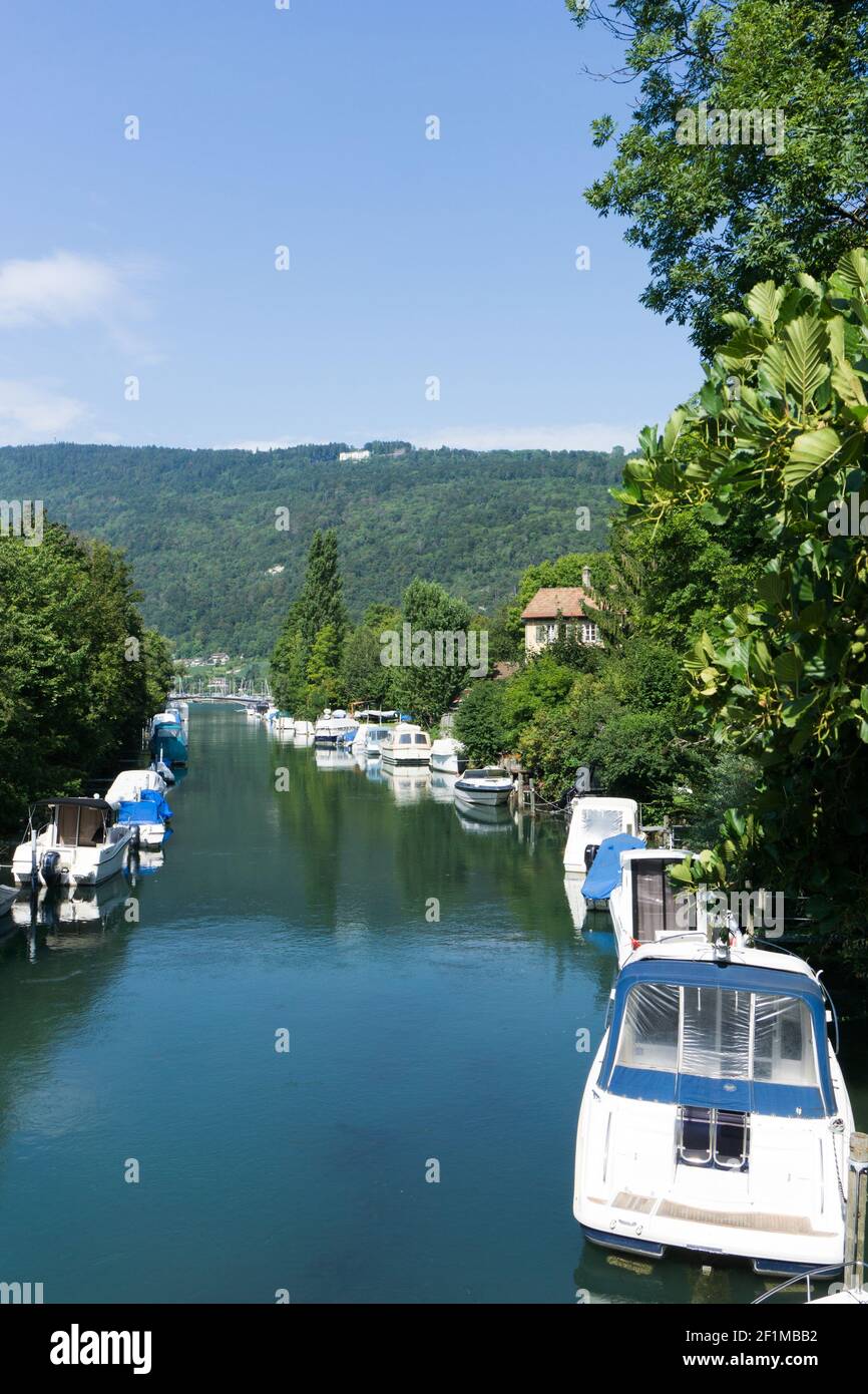 Der Zihl Kanal mit verankerten Booten am Ufer Biel-See Stockfoto
