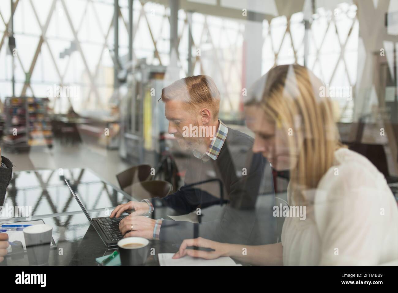 Mitarbeiter, die sich im Flughafencafé treffen Stockfoto