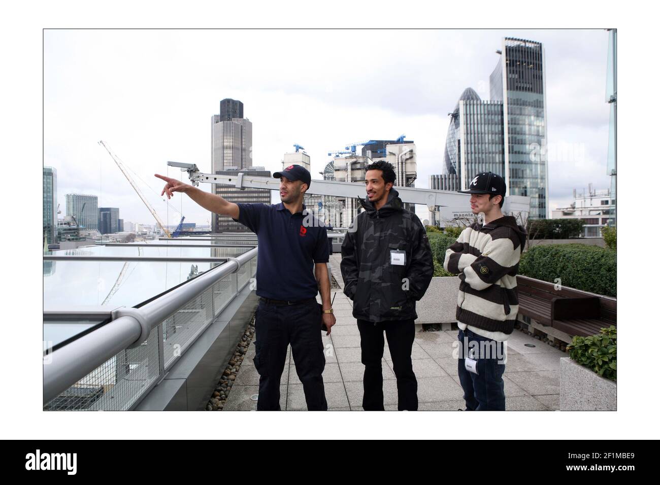 The City of London Corp. Schema N.E.E.T. junge Menschen... Nicht in Ausbildung, Beschäftigung oder Ausbildung. City 4 A Day NEET Workshop, veranstaltet von Broadgate Estates in der Stadt London. Warren Denahy (Senior Window Cleaner) mit Munasar Munye 22 und Kieron Hyde 16. Foto von David Sandison The Independent Stockfoto