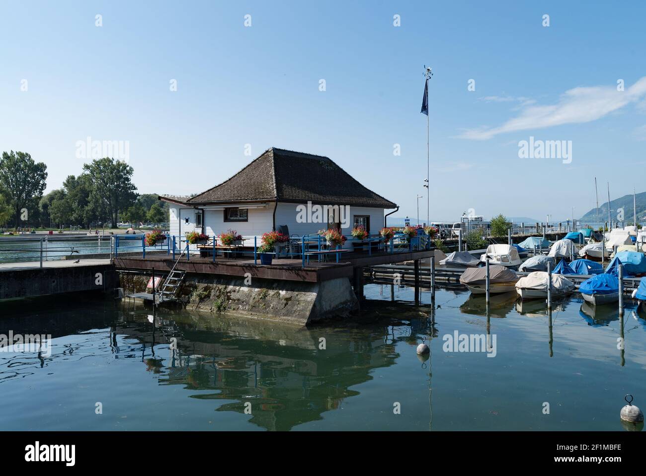 Blick auf die Bootsschule und den Hafen am Bielersee In der Schweiz Stockfoto