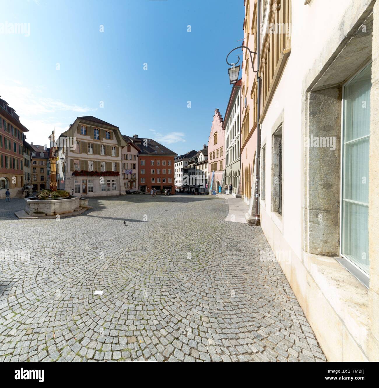 Blick auf den Burgplatz und den historischen Brunnen Die malerische Altstadt von Biel Stockfoto