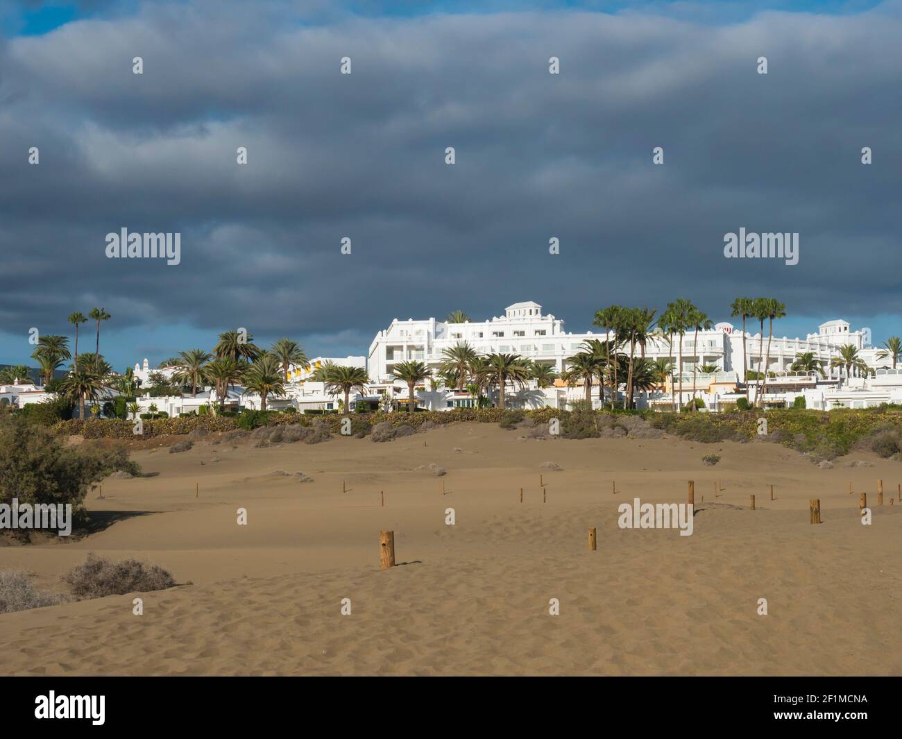 Maspalomas, Gran Canaria, Kanarische Inseln, Spanien 18. Dezember 2020: Hotel Riu Palace Maspalomas im Naturschutzgebiet der Dünen von Maspalomas, weiß Stockfoto