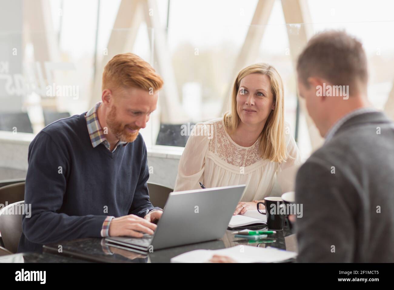 Mitarbeiter, die sich im Flughafencafé treffen Stockfoto