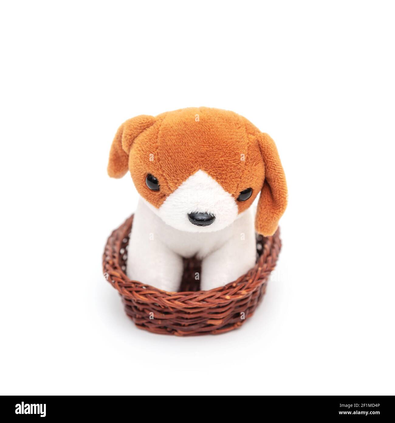 Schöne Stofftier Hund mit roten Ohren sitzt in einem Korb auf weißem  Hintergrund close-up. Welpen Haustier, kleine Plüsch Spielzeug für Kind  Stockfotografie - Alamy