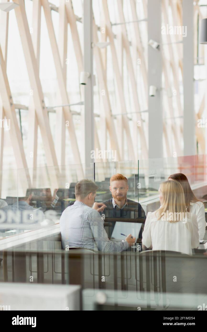 Mitarbeiter, die sich im Flughafencafé treffen Stockfoto