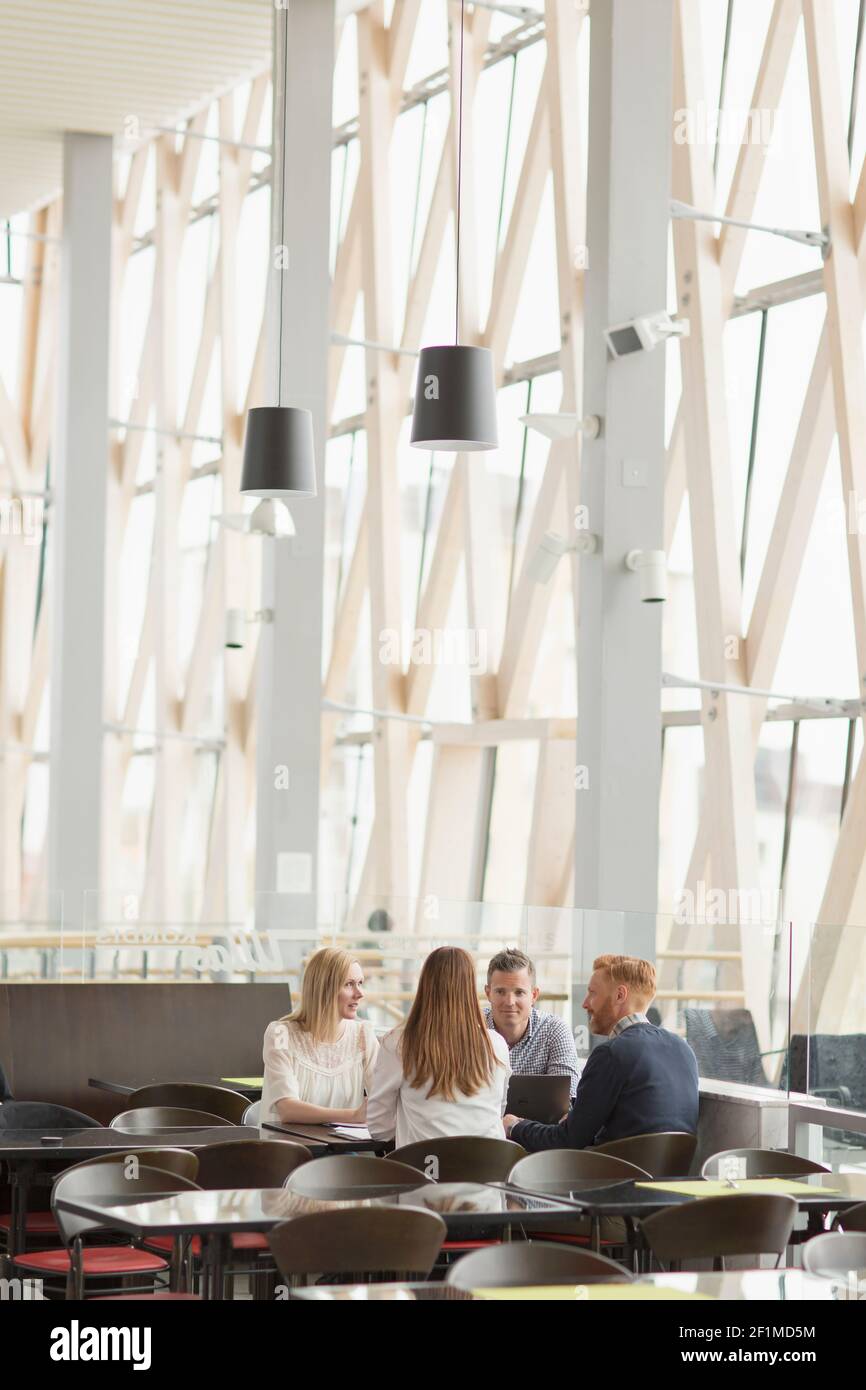 Mitarbeiter, die sich im Flughafencafé treffen Stockfoto