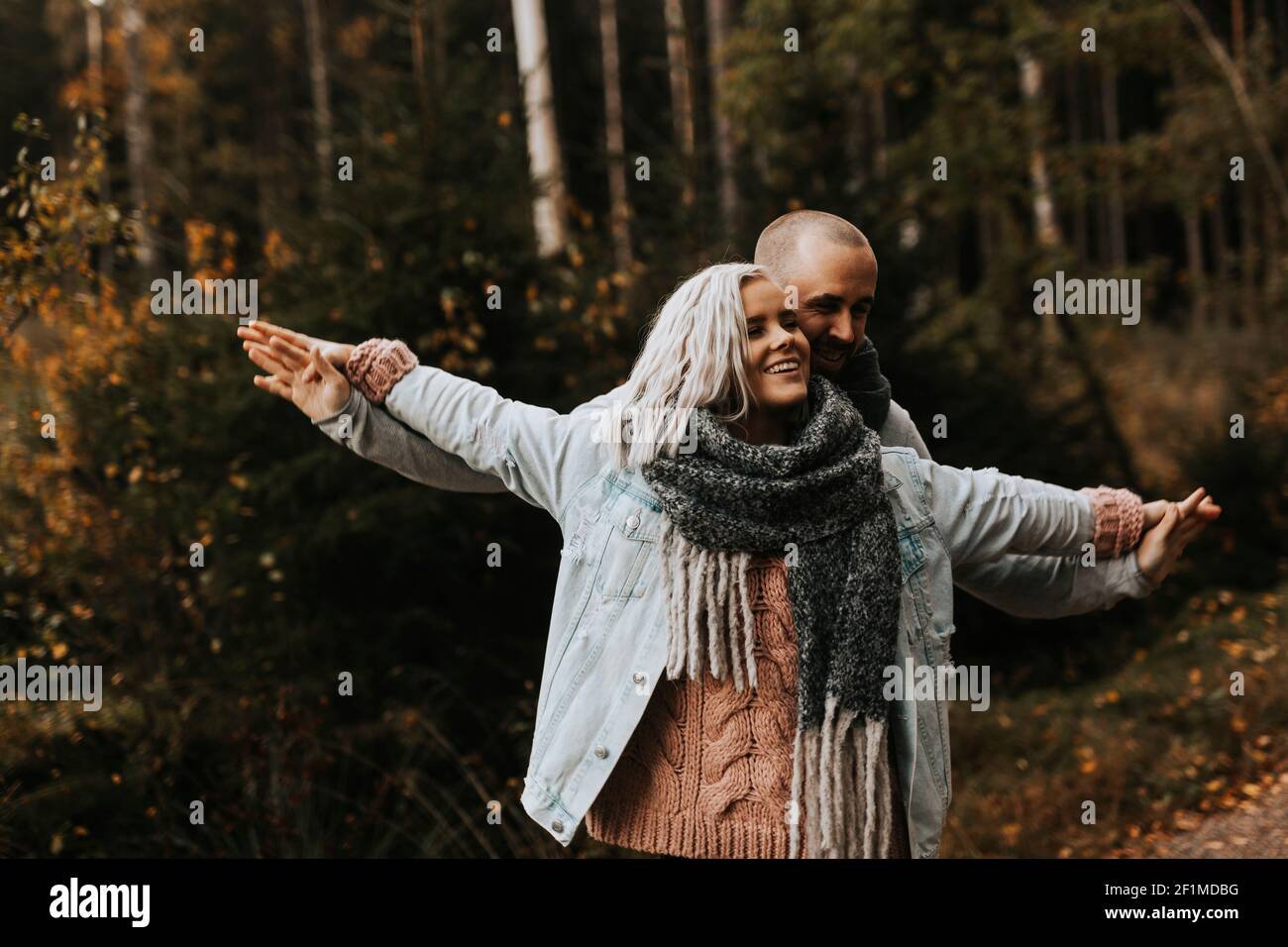 Lächeln, paar zusammenstehen Stockfoto