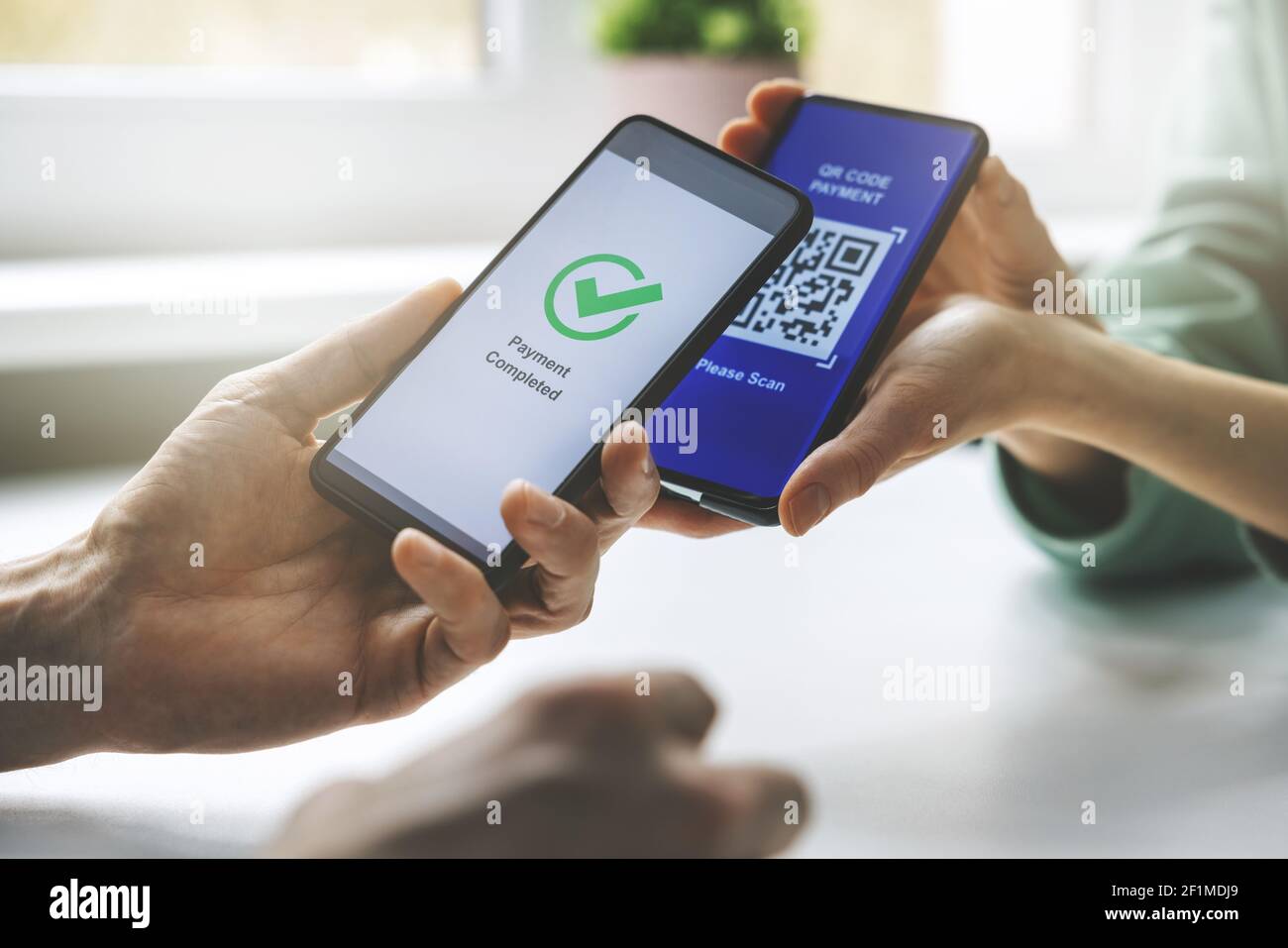 qr-Code Zahlung - Person mit Handy bezahlen Stockfoto