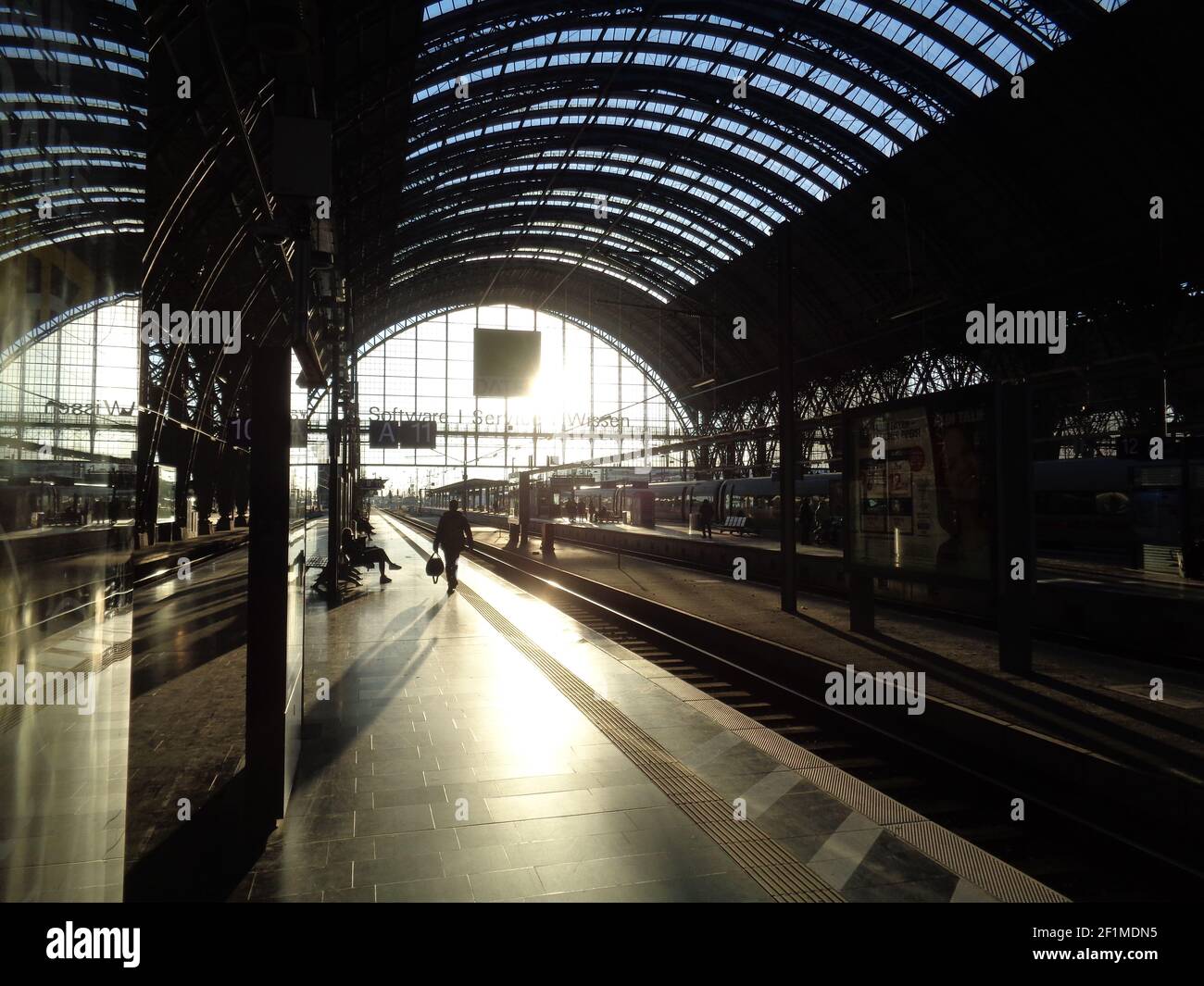 FRANKFURT, DEUTSCHLAND - 28. Feb 2021: Gegenlichteindruck auf dem Bahnsteig, Frankfurter Hauptbahnhof. Die wichtigste Drehscheibe im Schienenverkehr in Deutschland. Stockfoto