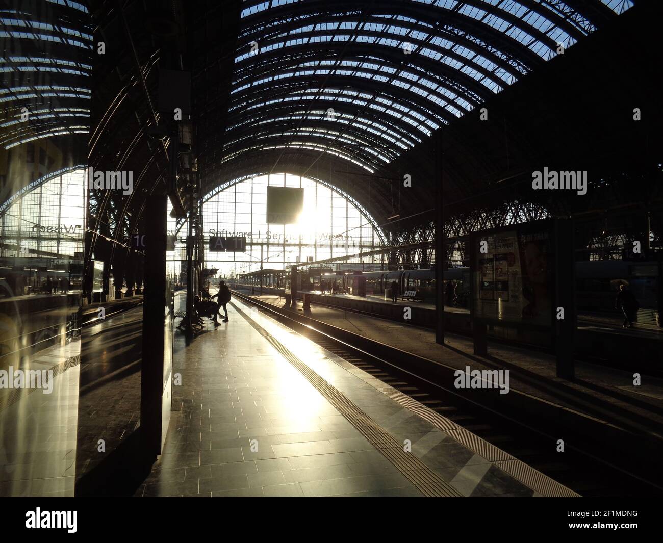 FRANKFURT, DEUTSCHLAND - 28. Feb 2021: Gegenlichteindruck auf dem Bahnsteig, Frankfurter Hauptbahnhof. Die wichtigste Drehscheibe im Schienenverkehr in Deutschland. Stockfoto