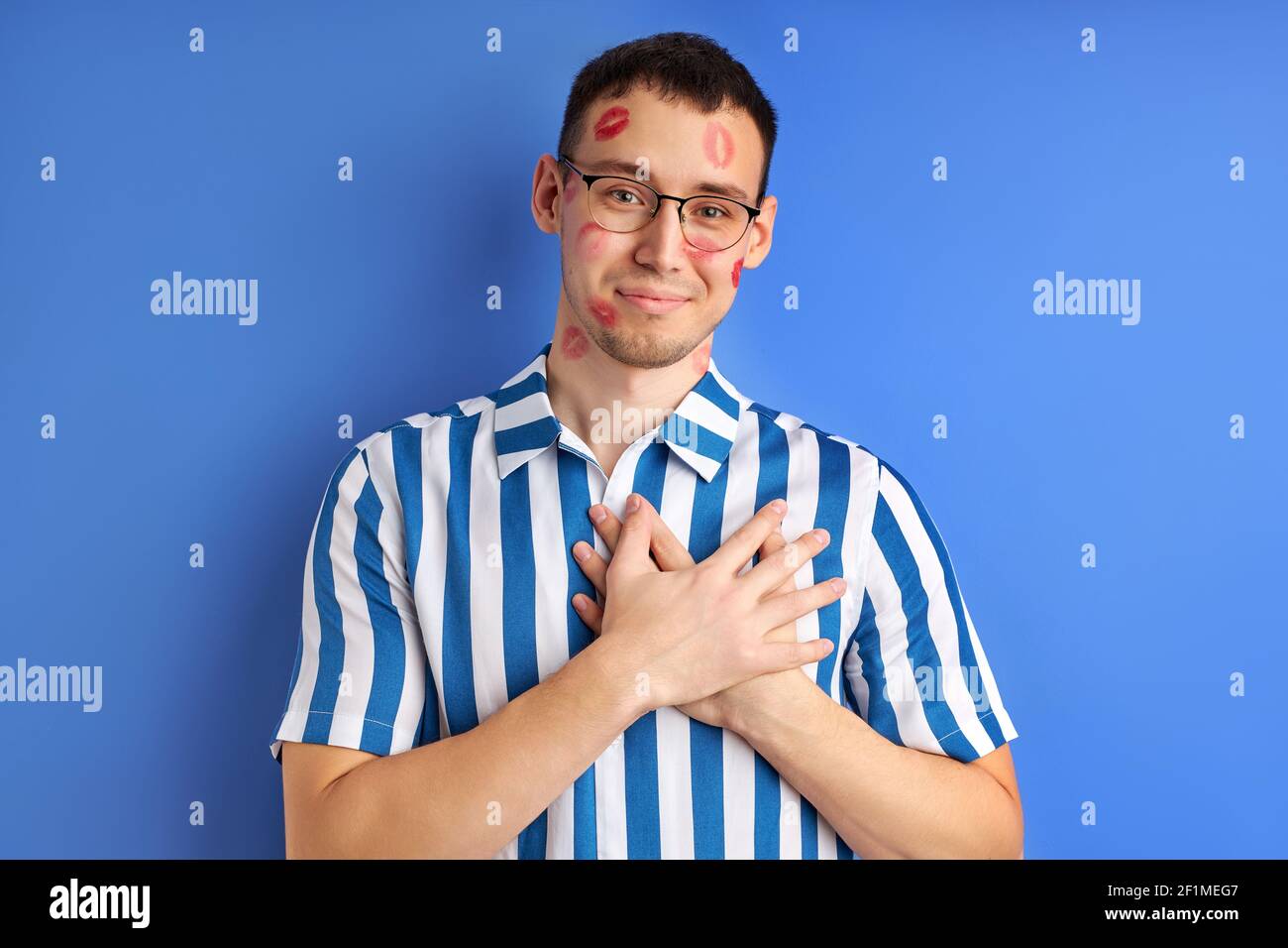 Lustige Porträt von jungen kaukasischen Nerd mit Kuss Abdrücke isoliert auf blauem Hintergrund, glücklicher Kerl verlieben sich in jemanden, stehen in guter Laune. Menschen Stockfoto Lustige Porträt von jungen kaukasischen Nerd mit Kuss Abdrücke isoliert auf blauem Hintergrund, glücklicher Kerl verlieben sich in jemanden, stehen in guter Laune. Menschen Stockfoto