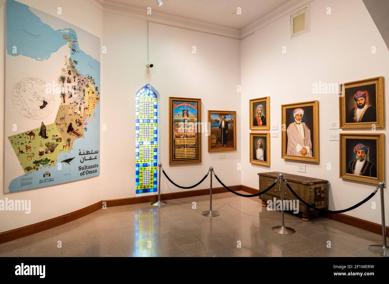 Maskat, Oman - 10. Februar 2020: Mauer mit Porträts von Sultan Qaboos und seiner königlichen Familie im Bait Al Zubair Museum im alten Maskat oder Sultanat Stockfoto