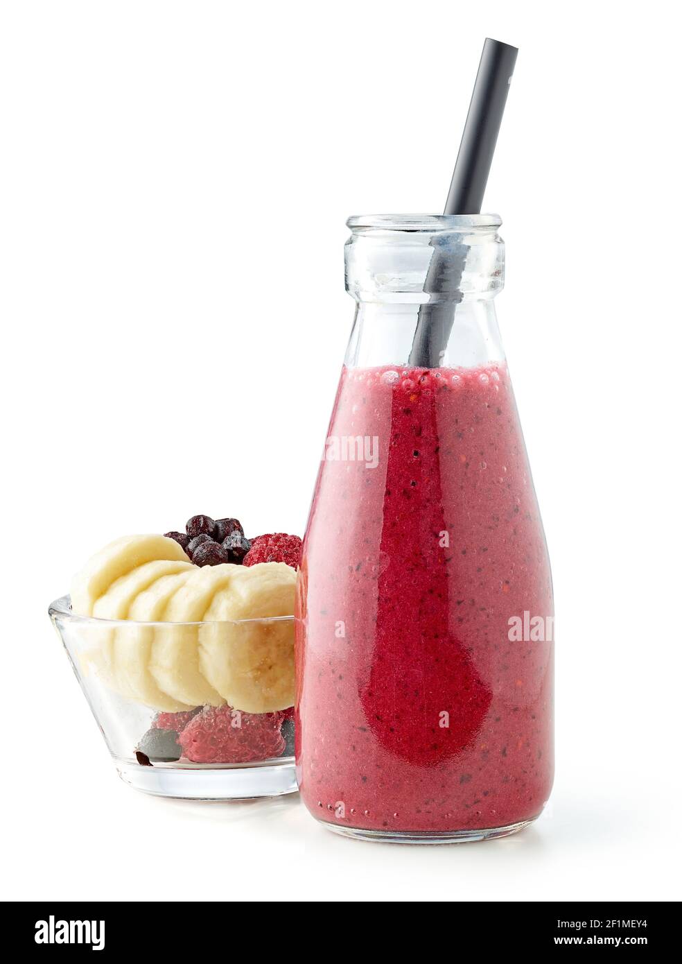 Kleine Flasche frische Banane, Ananassaft, gefrorene Himbeere und Heidelbeer Smoothie mit schwarzem Stroh isoliert auf weißem Hintergrund Stockfoto