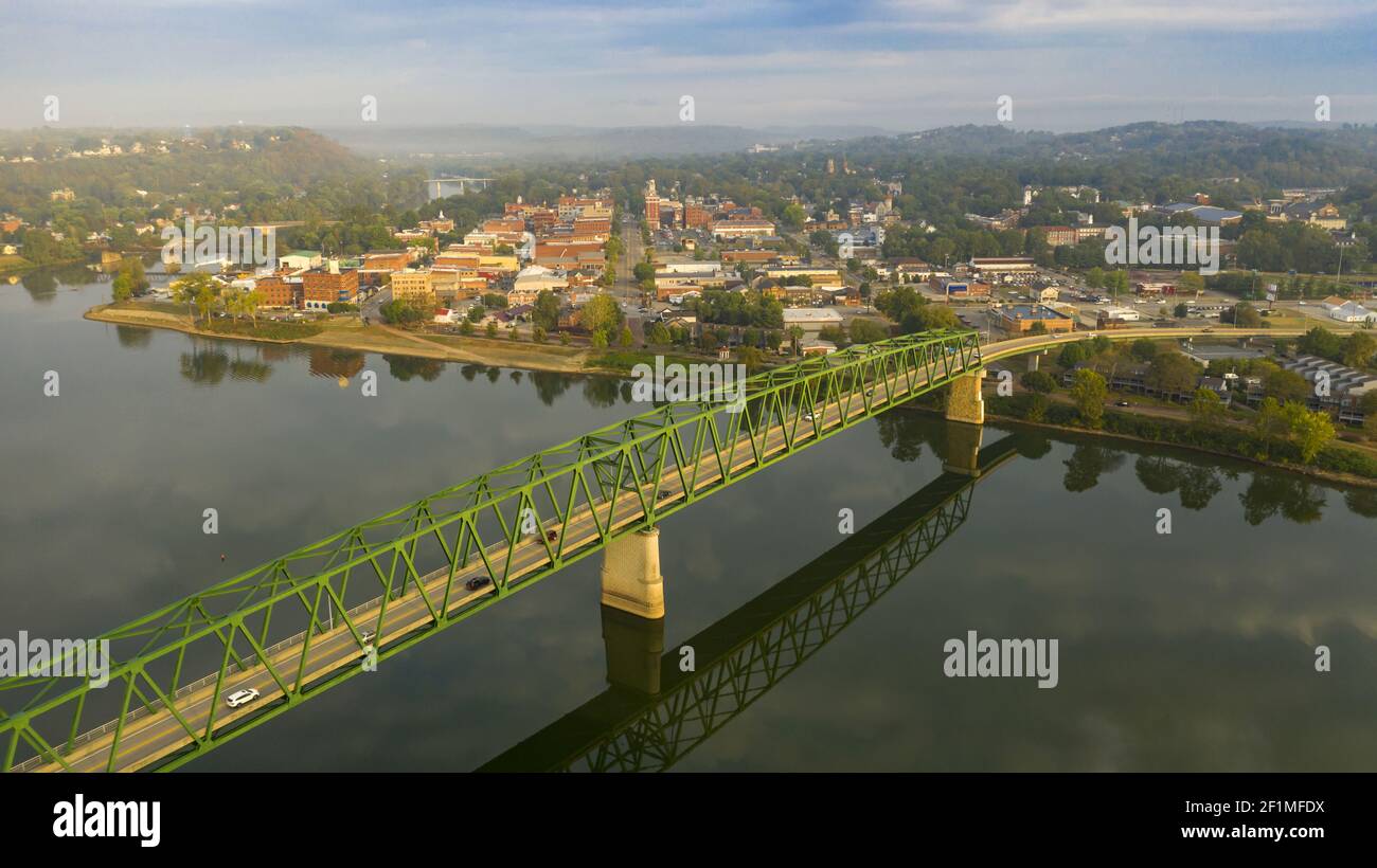 Nebliger Morgen über dem Fluss und Main Street Marietta Ohio Washington County Stockfoto