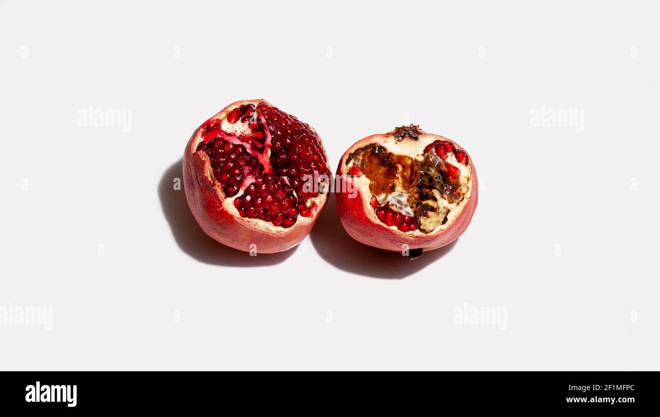 Hässlich schlechte Nahrung Granatapfel auf weißem Hintergrund. Konzept für Lebensmittelabfälle Stockfoto