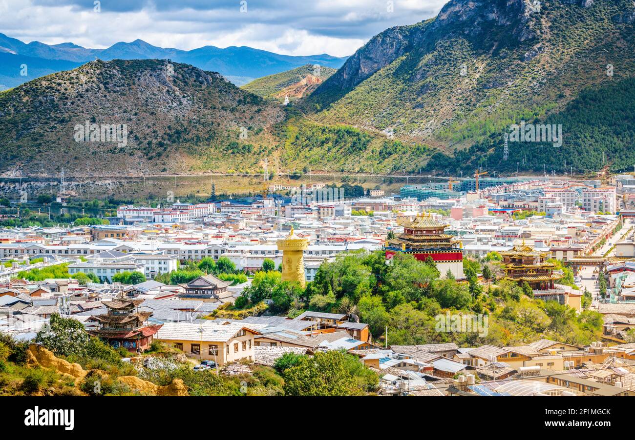 Panorama von Dafo Big Buddha Tempel und Shangri-La Stadtbild in Xianggelila Yunnan China Stockfoto