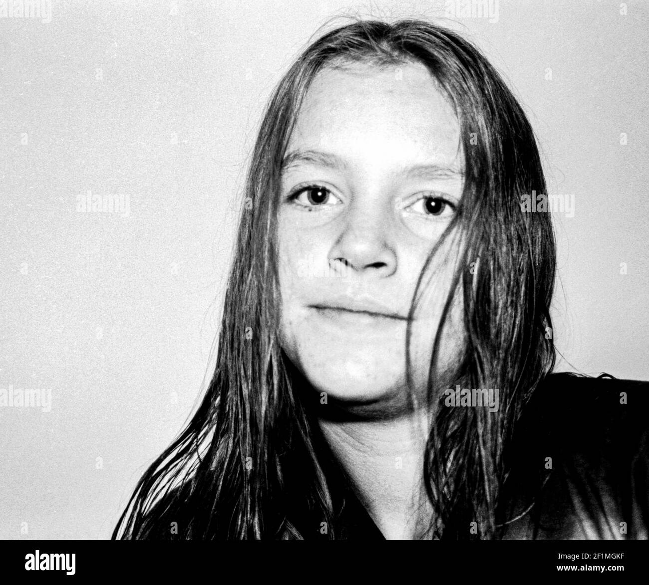 Tilburg, Niederlande. Portrait junge, kaukasische Frau. Aufgenommen mit analogem Schwarzweiß-Film, 1994. Stockfoto