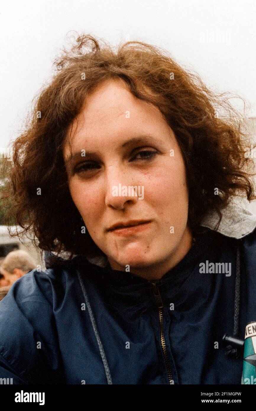 Tilburg, Niederlande. Hendrikje, ein ländliches, dörfliches Mädchen, das ich während eines regnerischen Sommertages beim Festival Mundial in Leypark getroffen habe. Aufgenommen mit analogem Farbfilm, Juni 1995. Stockfoto