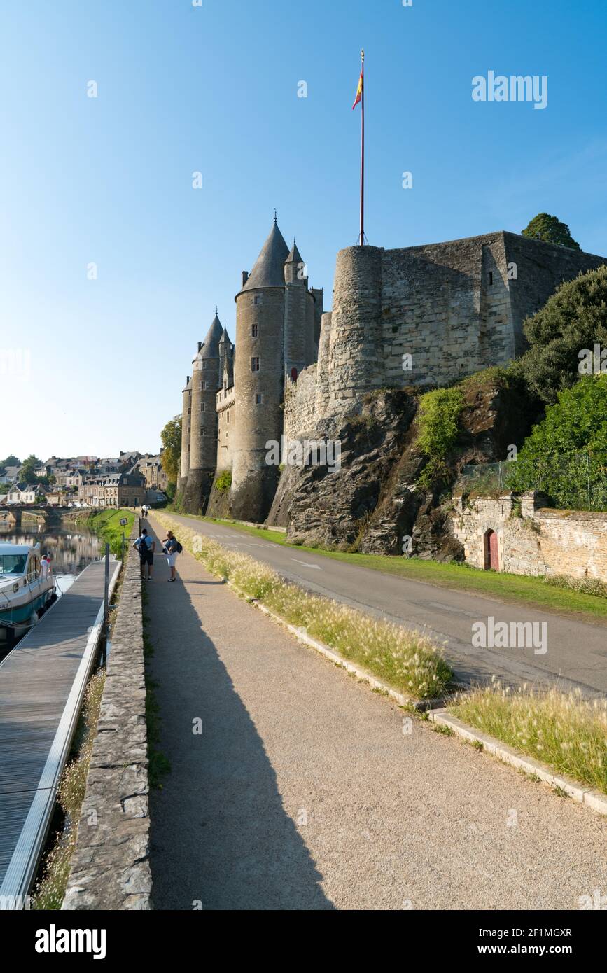 Der Fluss Oust und Josselin Dorf und Schloss Josselin Schloss In der Bretagne Stockfoto