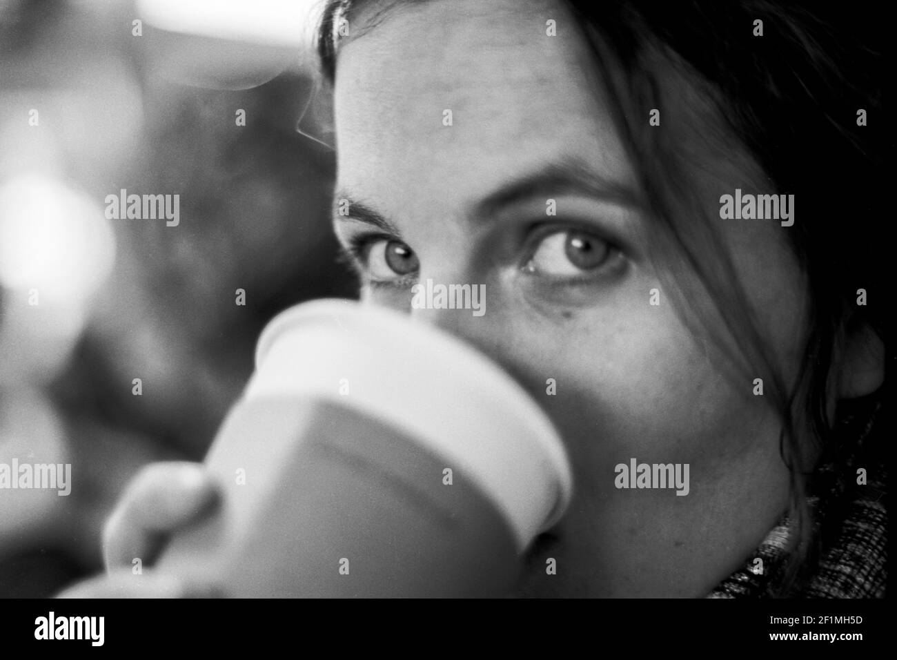 Rotterdam, Niederlande. Porträt einer erwachsenen, kaukasischen Frau in Schwarz & Weiß. Aufgenommen auf analogem Kodak T-Max-Film. Stockfoto