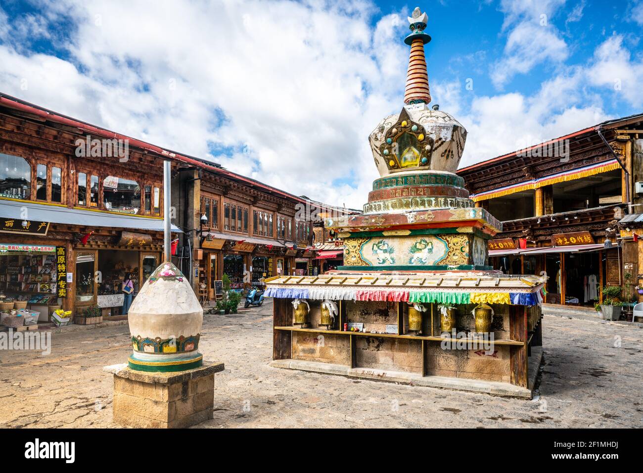 Shangrila China , 8. Oktober 2020 : Stupa und alte tibetische Häuser Straßenansicht in Dukezong Altstadt in Shangri-La Yunnan China Stockfoto