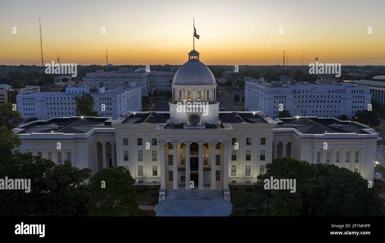 Die Dexter Avenue führt zum klassischen Statehouse in der Innenstadt von Montgomery Alabama Stockfoto