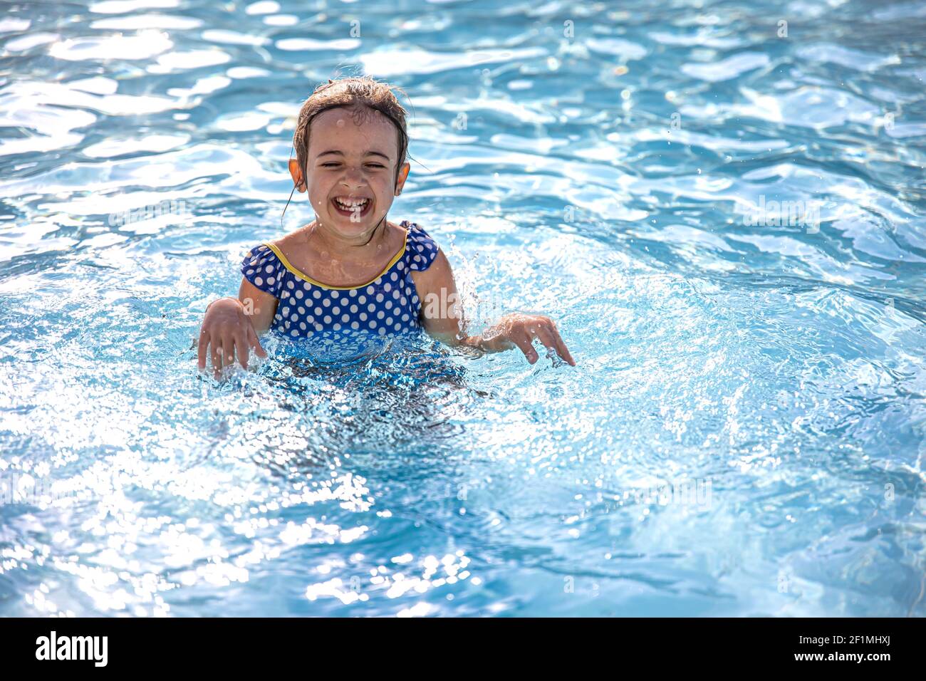 Baby mädchen badet im meer Fotos und Bildmaterial in hoher Auflösung
