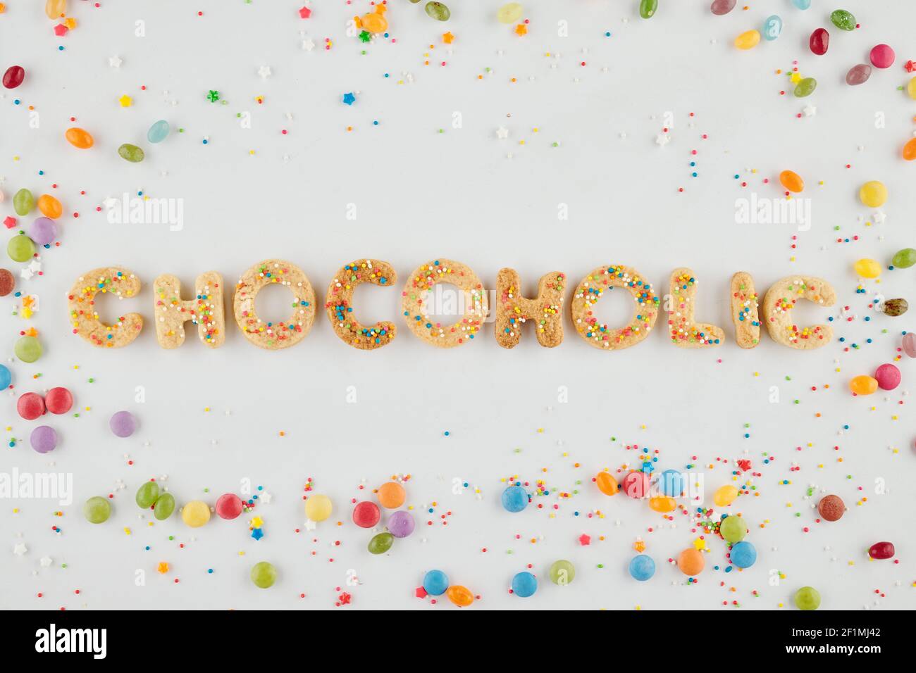 Chocoholic Inschrift aus Vanillezucker Cookies und dekoriert mit Bunte Prise Stockfoto