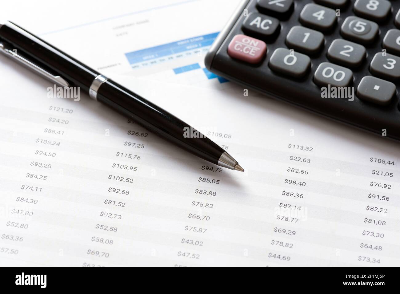 Finanzbuchhaltung, Budgetierung, Börsenkonzept. Stift und Rechner im Verkaufsbericht Stockfoto