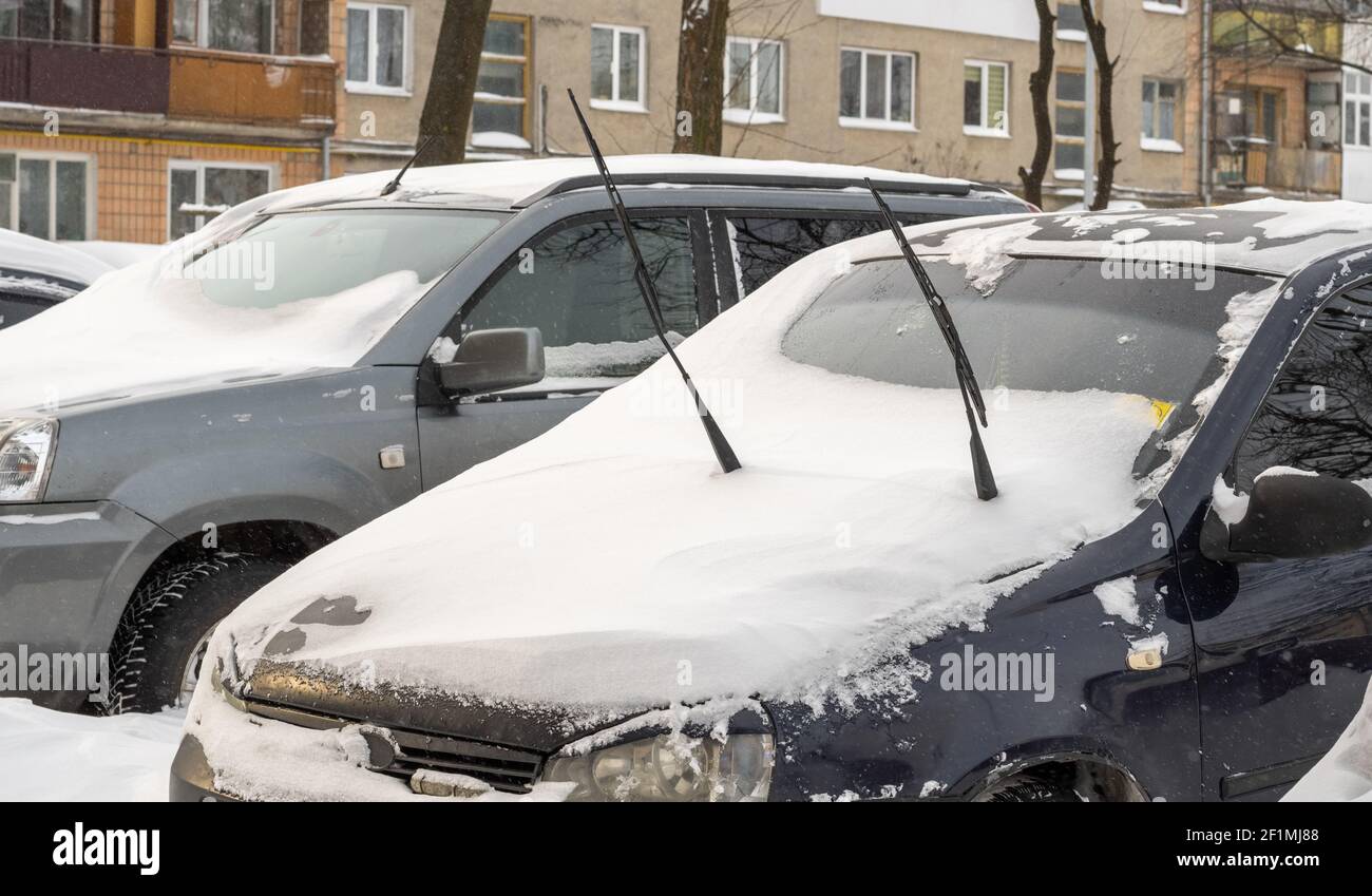 Stadtstraße nach Schneesturm. Autos unter Schnee und Eis stecken.  Vergrabenes Fahrzeug in Schneewehe auf der Straße. Parkplätze im Winter nach  starkem Schneefall Stockfotografie - Alamy