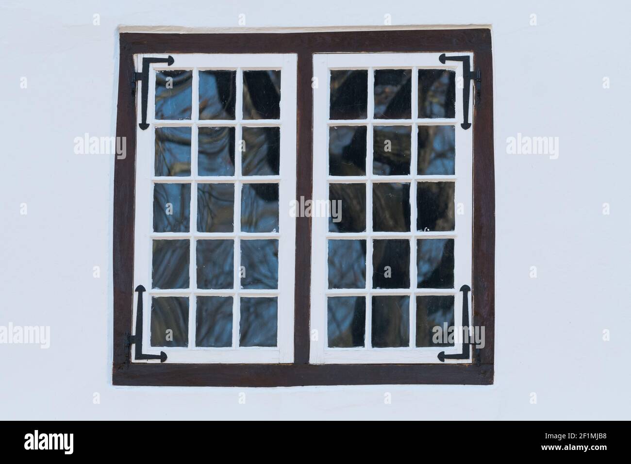 Kapniederländische Architektur eine Reihe von Fensterflüsterungen mit kleinen Glasscheiben in einem Gebäude in Kapstadt, Südafrika Stockfoto