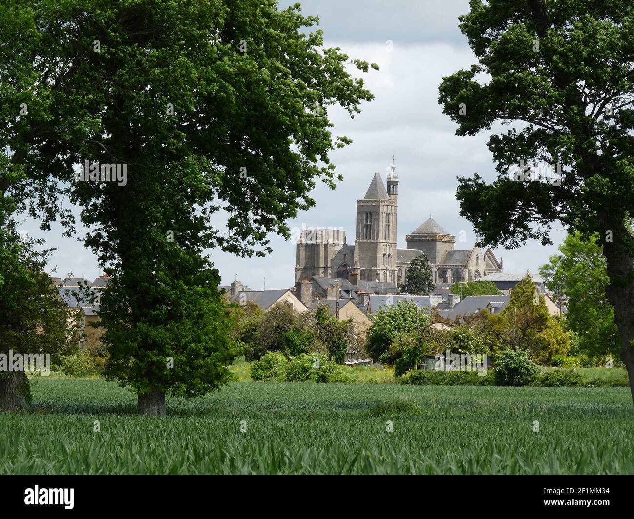 Undated file photo of Cathedrale Saint-Samson de Dol, a Roman Catholic Church located in Dol-de-Bretagne, France. Der meistverkaufte walisische Schriftsteller Ken Follett hat der Gemeinde Dol-de-Bretagne die Tantiemen seines Buches "Notre-Dame", das nach dem Brand vom 15. April 2019 veröffentlicht wurde, zur Restaurierung der Saint-Samson Kathedrale gespendet, die seit 1840 als historisches Monument eingestuft ist. Foto: Fondation du Patrimoine via ABACAPRESS.COM Stockfoto