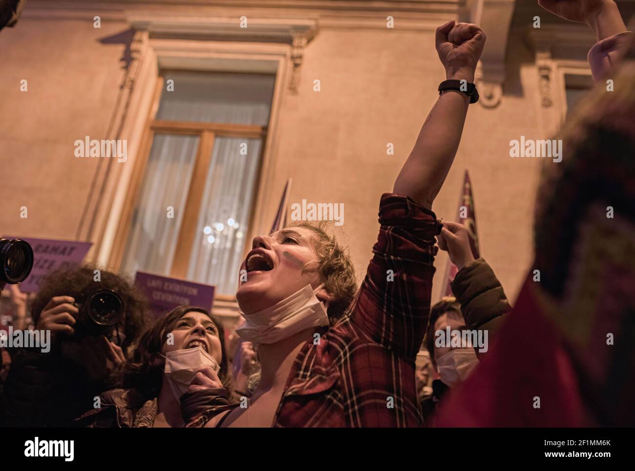 Demonstranten singen Parolen während der Demonstration. Im Zentrum Istanbuls versammelten sich Menschen zu einem marsch zum Internationalen Frauentag, bevor Hunderte von Bereitschaftspolizisten ihren Weg blockierten und Demonstranten daran hinderten, voranzukommen. Hunderte von Frauen kamen an der S?raselviler Straße an, die zum Taksim-Platz führt. Die Polizei erlaubte den Frauen nicht, sich auf der "Stillal Avenue" zu versammeln, wo traditionell der nachtmarsch stattfindet, sie durften stattdessen demonstrieren, Frauenkollektive in der Türkei sprachen sich gegen Ungleichheit, Gewalt und die Ausbeutung von Arbeitskräften aus, die mit der Pandemie multipliziert wurden. Stockfoto