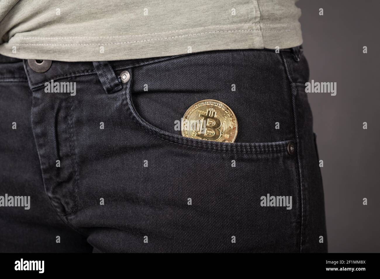 bitcoin Münze in Hosentasche, Akkumulation von Kryptowährung Stockfoto