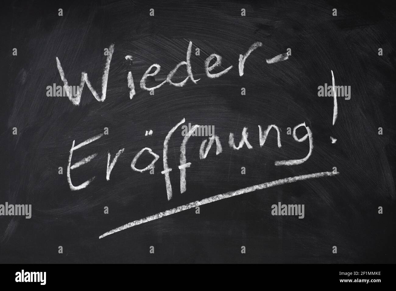 Wiedereröffnung bedeutet Wiedereröffnung auf Deutsch - handgeschriebener Text auf Tafel zeichen Stockfoto