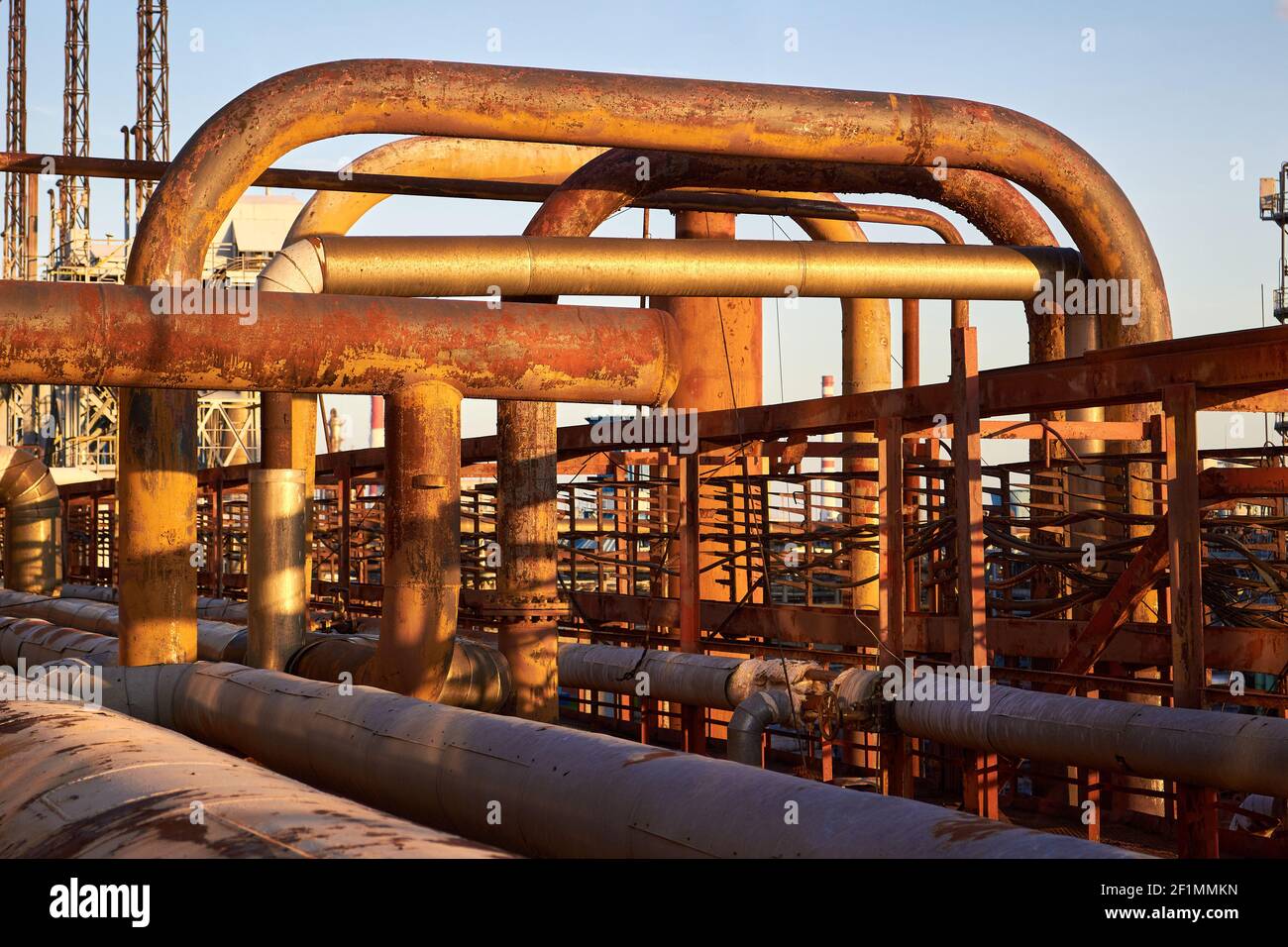 Gewirr von Gas-Kollektor Stahlrohre Rost mit Spuren von Korrosion und Alterung bedeckt. Konzept der Komplexität der Kommunikation in der petrochemischen Industrie Stockfoto
