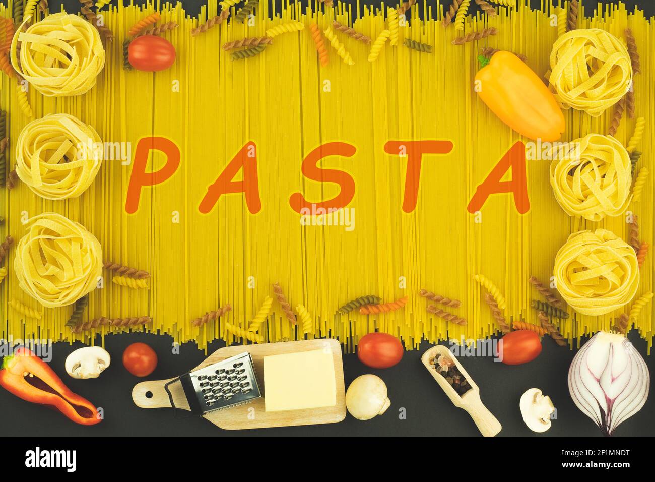 Das Wort Pasta auf einem Pasta-Hintergrund. Pasta Wort auf dem Tisch Zusammensetzung mit Zutaten geschrieben Stockfoto