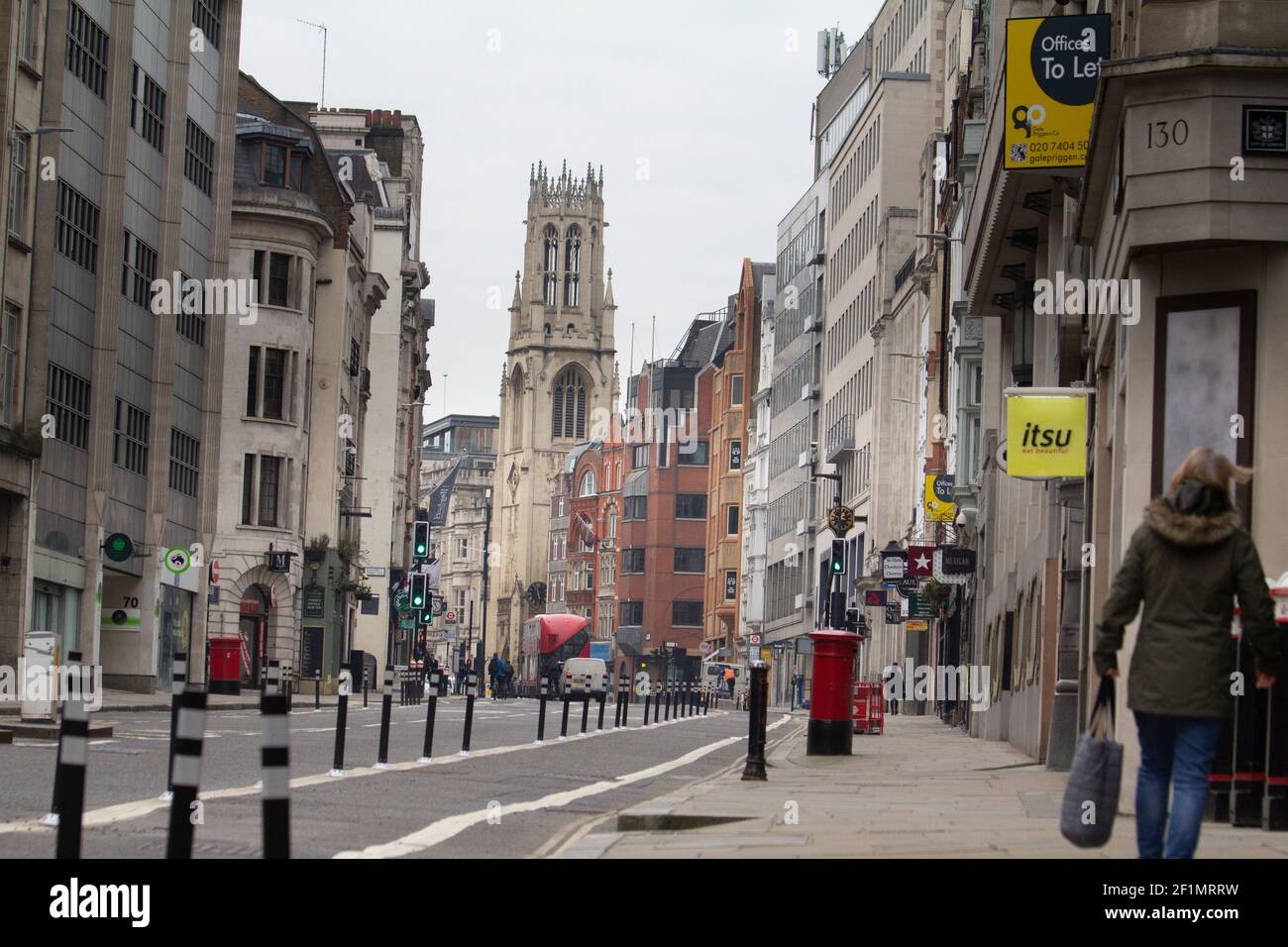 Leere und ruhige Fleet Street, London UK, während des Coronavirus, covid-19, Lockdown in England, Großbritannien, mit geschlossenen Büros und Geschäften Stockfoto