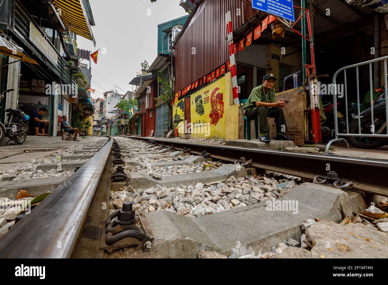 Die Eisenbahn der Bahnstraße zwischen den Häusern von Hanoi in Vietnam Stockfoto