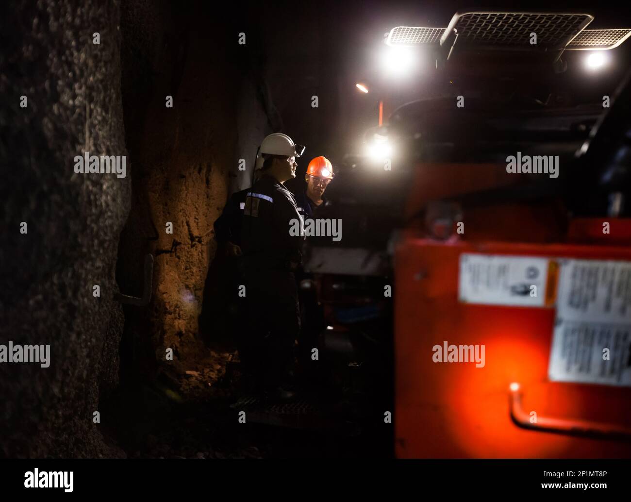 Khromtau, Region Aktobe, Kasachstan - Mai 06 2012: Goldmine unterirdische Galerie. Erzbergbau Maschine, Arbeiter und Ingenieur. Stockfoto