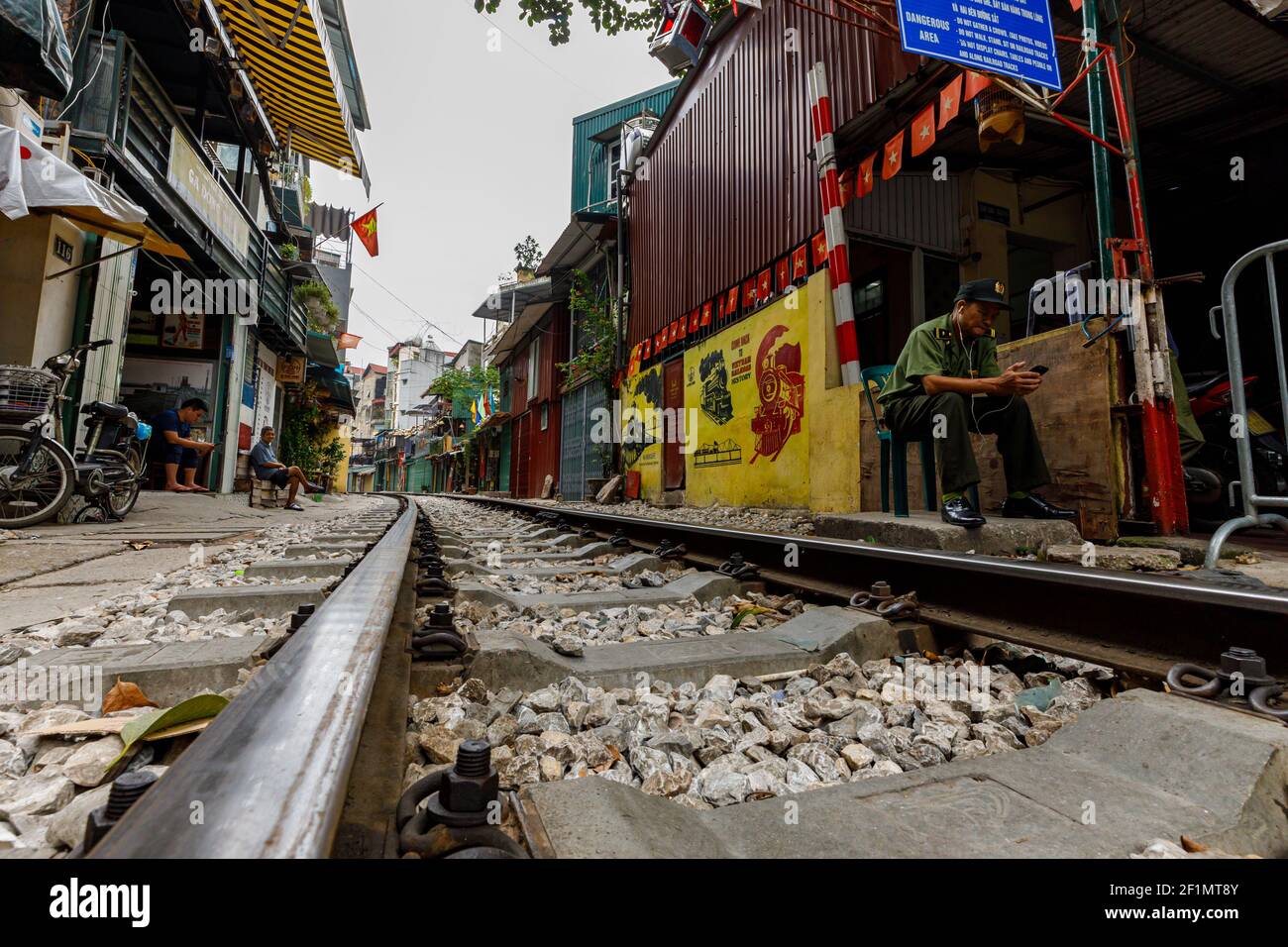 Die Eisenbahn der Bahnstraße zwischen den Häusern von Hanoi in Vietnam Stockfoto