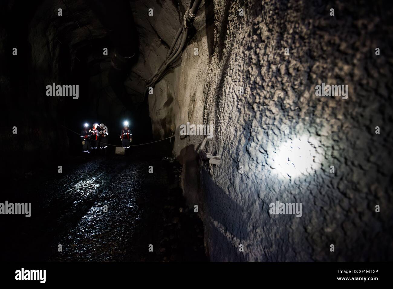 Khromtau, Region Aktobe, Kasachstan - Mai 06 2012: Goldmine. Bergleute in der unterirdischen Galerie. Stockfoto