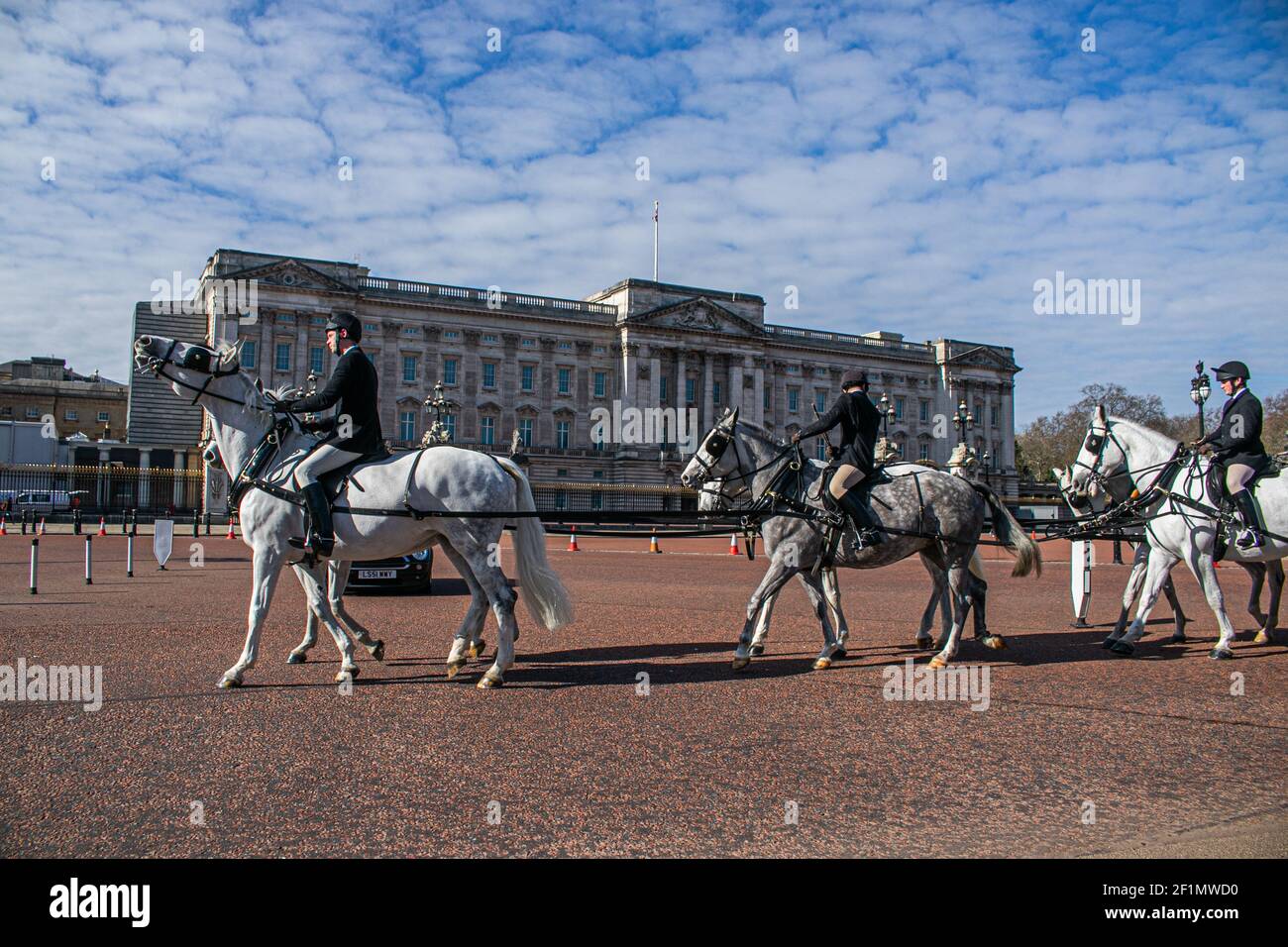 BUCKINGHAM LONDON, GROSSBRITANNIEN, 9. MÄRZ 2021. Eine Pferdekutsche fährt vor dem Buckingham Palace, während der Druck auf die königliche Familie wächst, nachdem der Herzog und die Herzogin von Sussex mit Oprah Winfrey ein Interview mit Rassismus geführt haben. Credit amer ghazzal/Alamy Live News Stockfoto