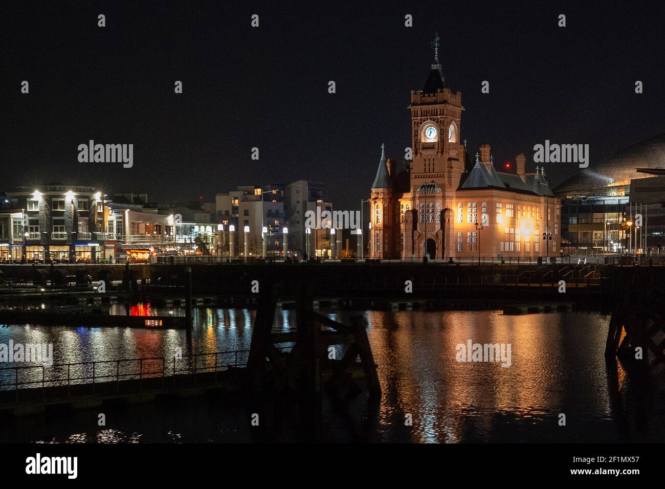 Pierhead Gebäude, Cardiff Bay, Cardiff, Wales bei Nacht Stockfoto