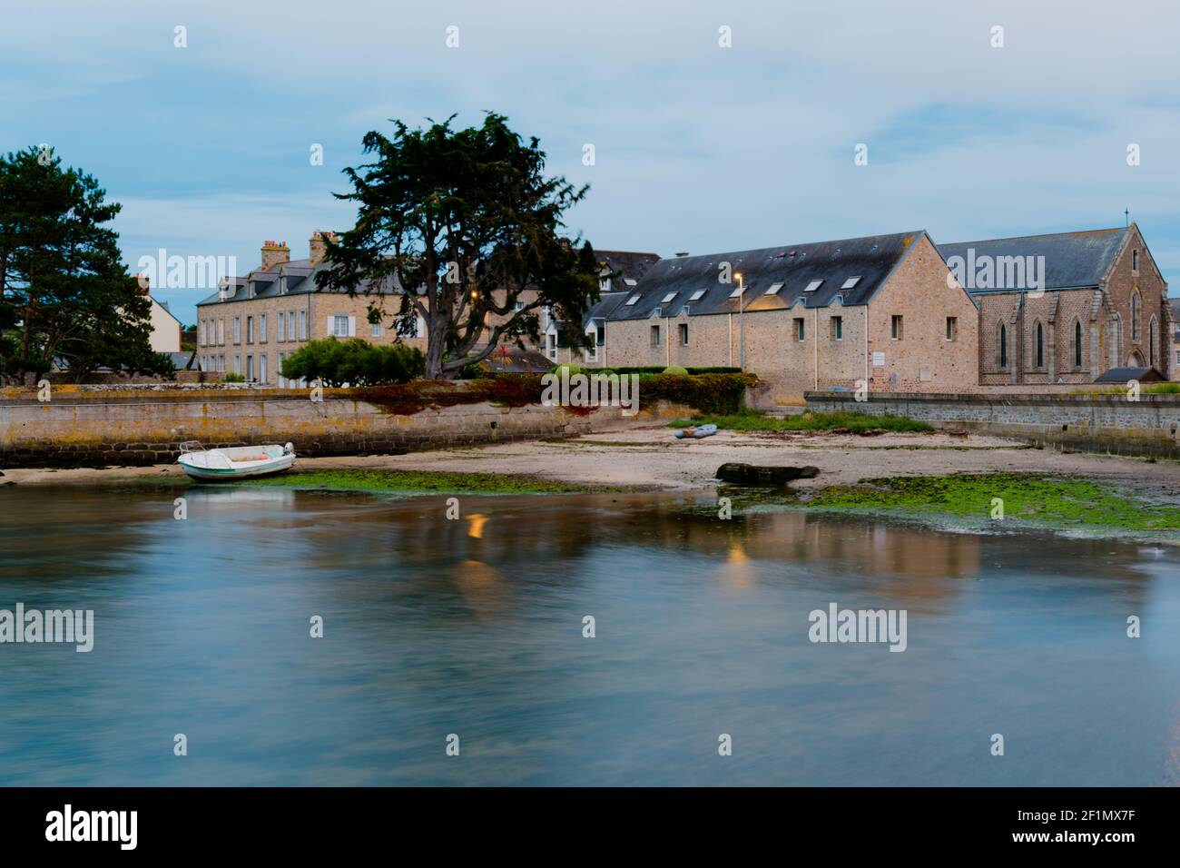 Historische Steinhäuser im typischen architektonischen Stil der Normandie und Hafen in Barfleur Stockfoto