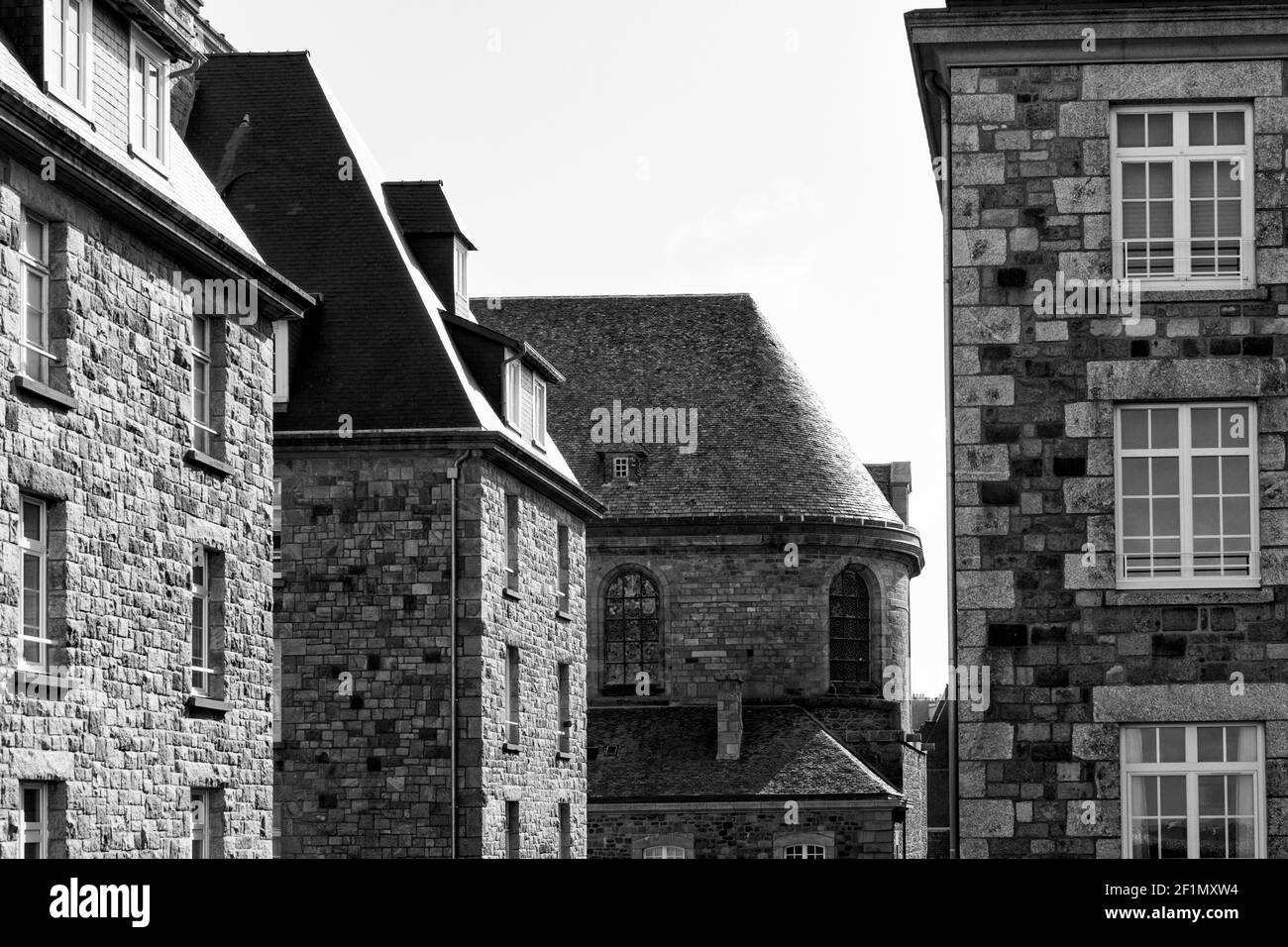 Schwarz-Weiß-Ansicht der historischen normannischen Steinhäuser in Die Nachbarschaft von Saint-Malo Intra-Muros Stockfoto